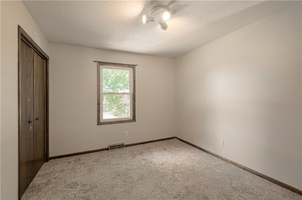 Photo 16 of 29 - 16307 Spring Valley Road, Belton, MO 64012