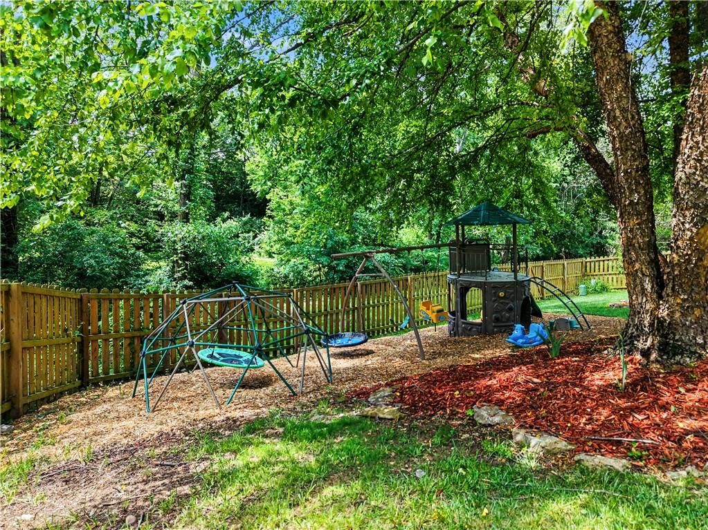 905 Ash Drive — photo 32