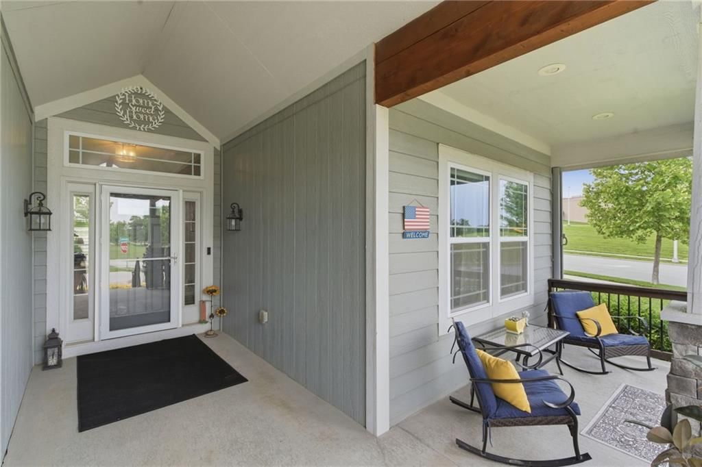 1019 N Cedarcrest Drive — photo 2
