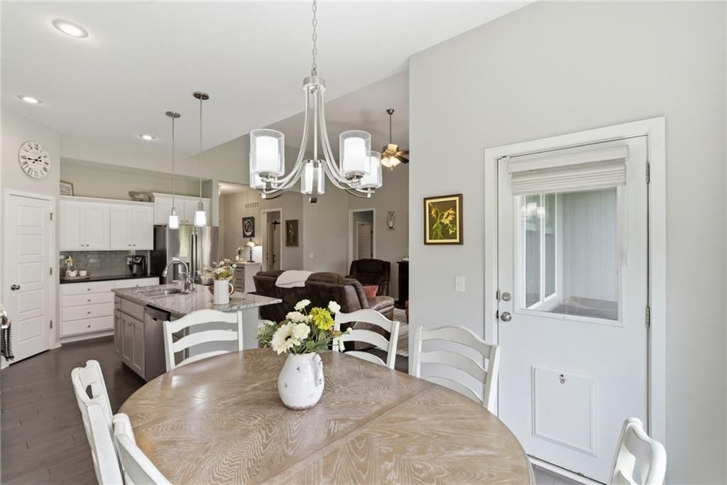 1019 N Cedarcrest Drive — photo 5