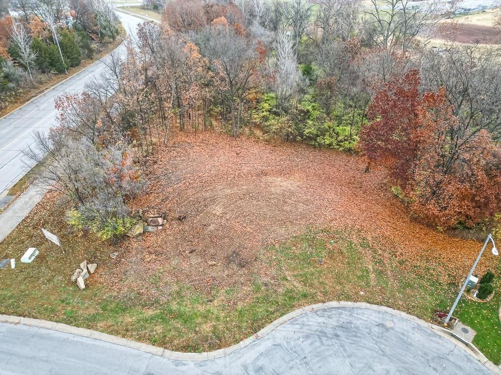 1942 Edgewood Drive — photo 1