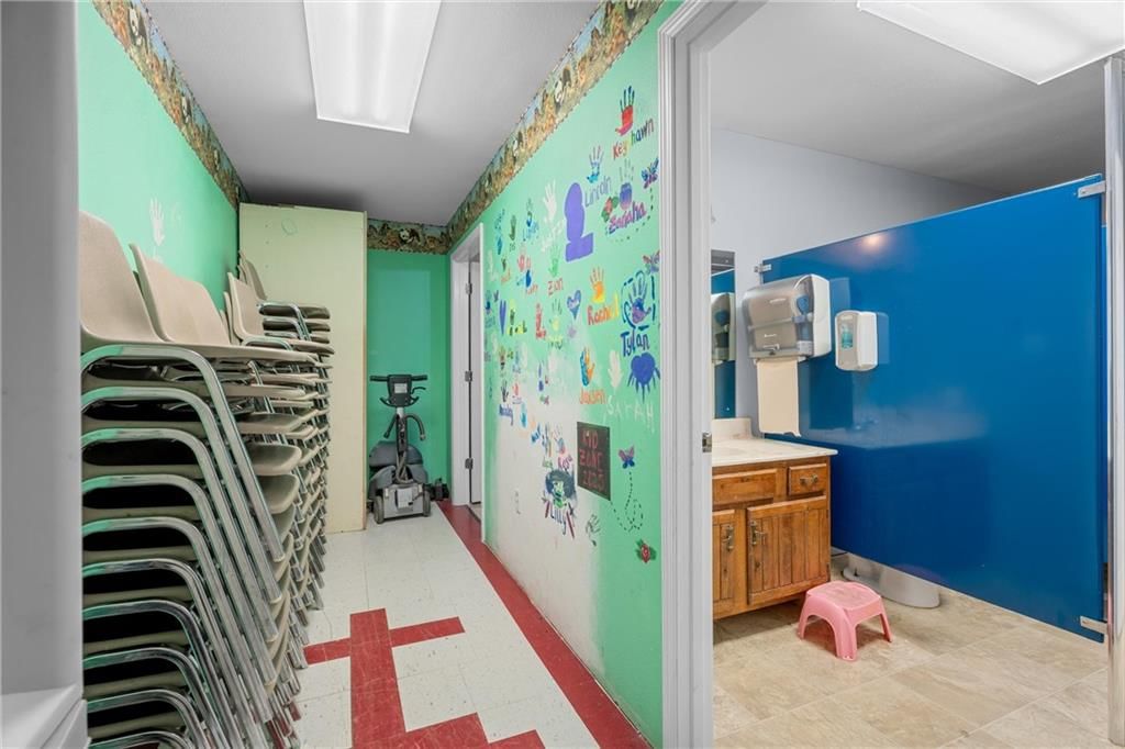 924 W Myrtle Street — photo 11