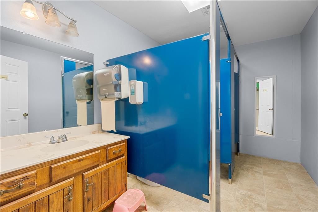 924 W Myrtle Street — photo 21