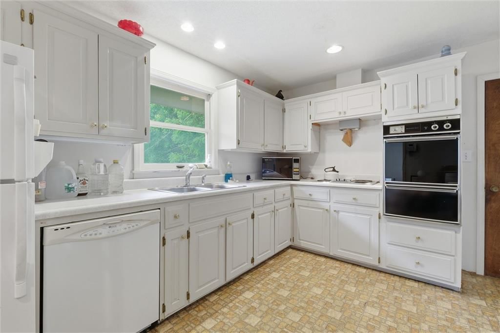 610 E 107th Terrace — photo 12