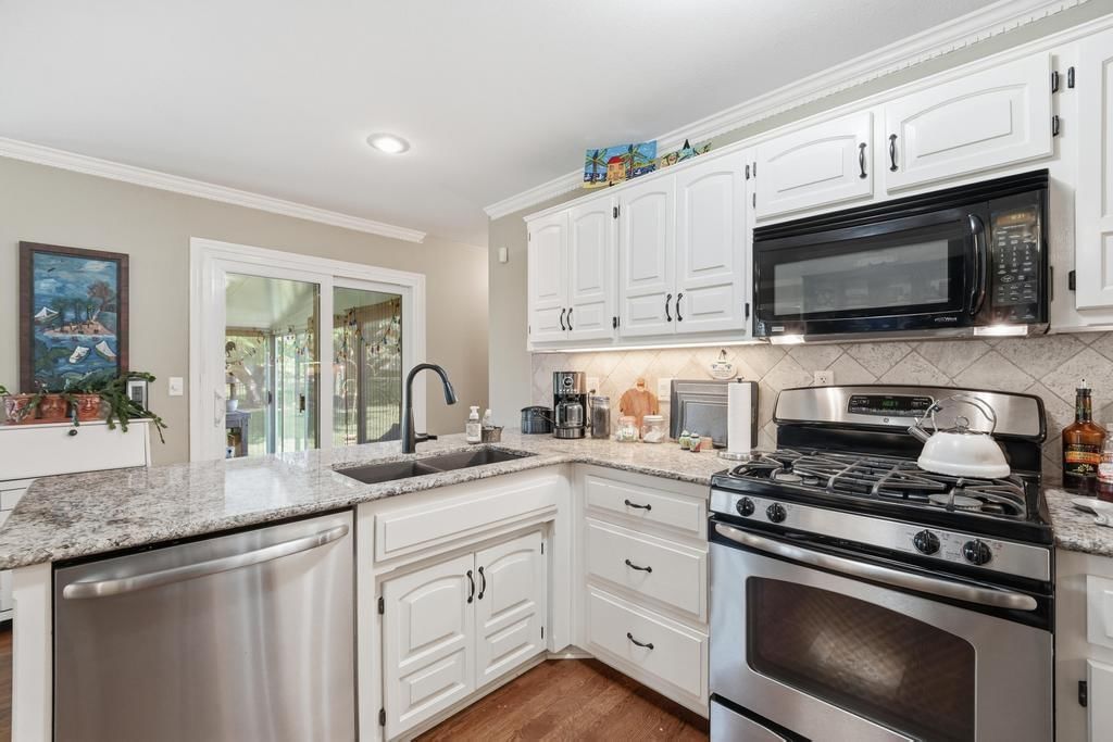 15804 Woodson Street — photo 16