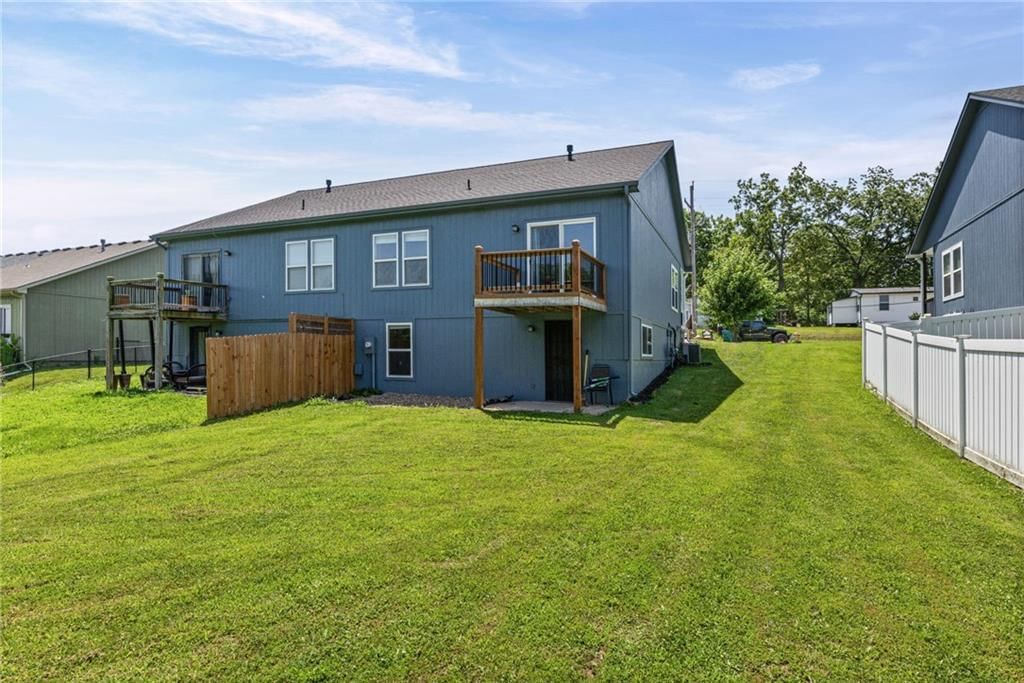 163 Warner Avenue — photo 23