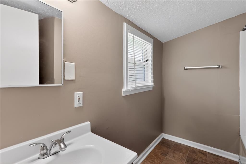 816 S Logan Avenue — photo 7