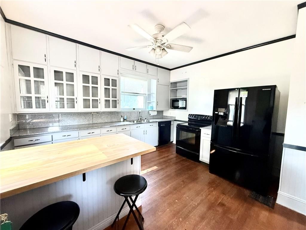 210 N Grand Avenue — photo 14