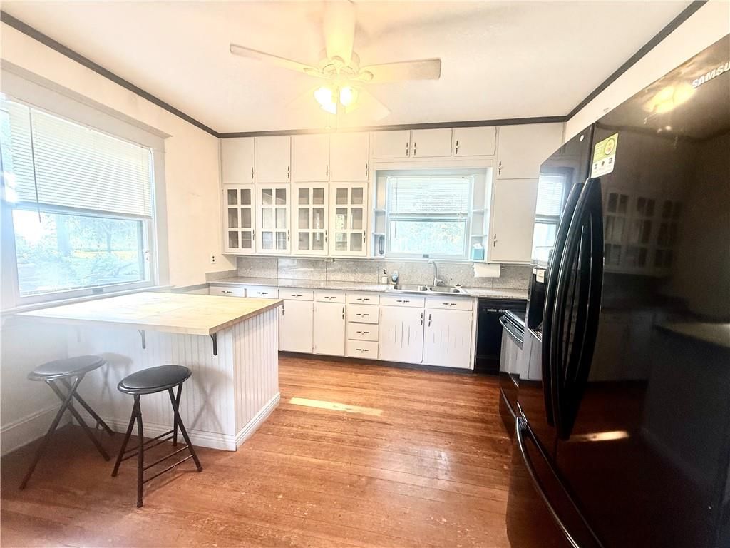 210 N Grand Avenue — photo 15