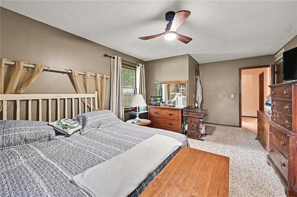 137 E Elm Street — photo 11