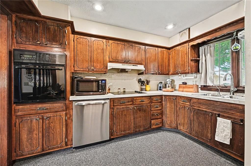 137 E Elm Street — photo 16