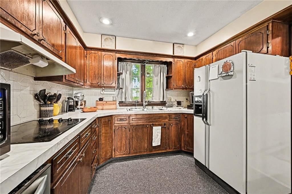 137 E Elm Street — photo 17