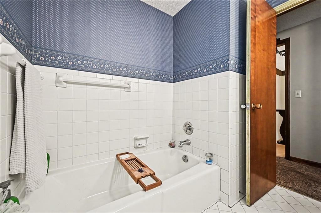 137 E Elm Street — photo 24