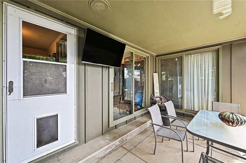 137 E Elm Street — photo 32