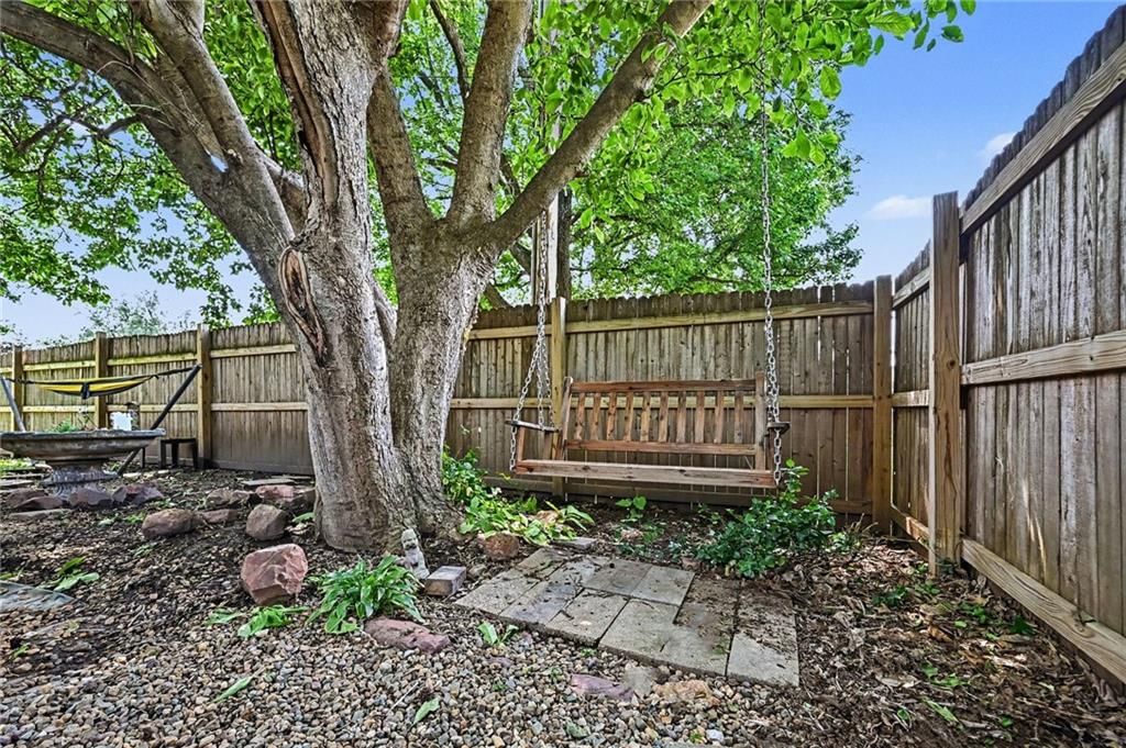137 E Elm Street — photo 34