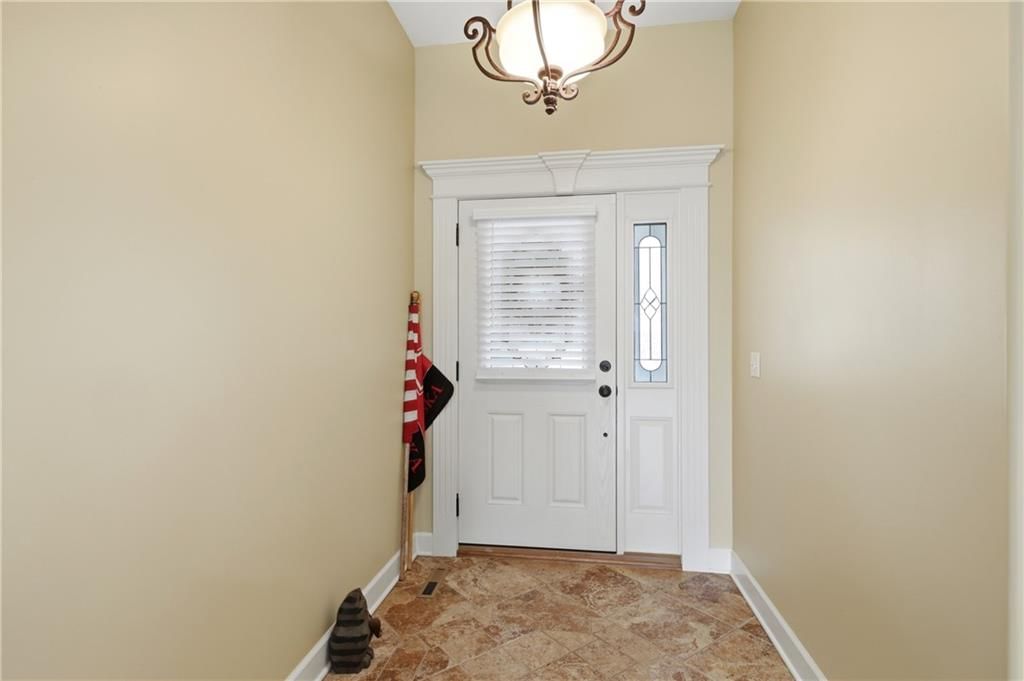 6121 N Cypress Court — photo 2