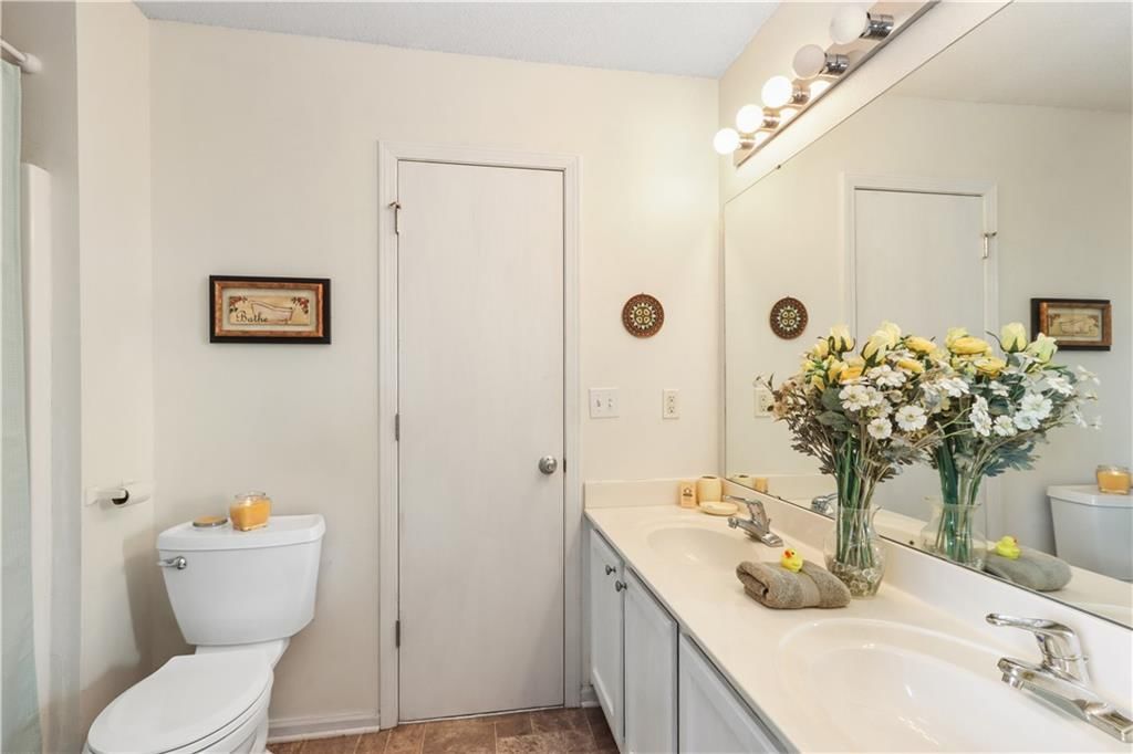 8035 N Elmwood Avenue — photo 11