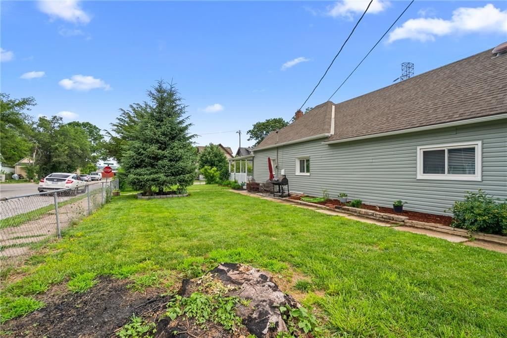 1617 METROPOLITAN Avenue — photo 3