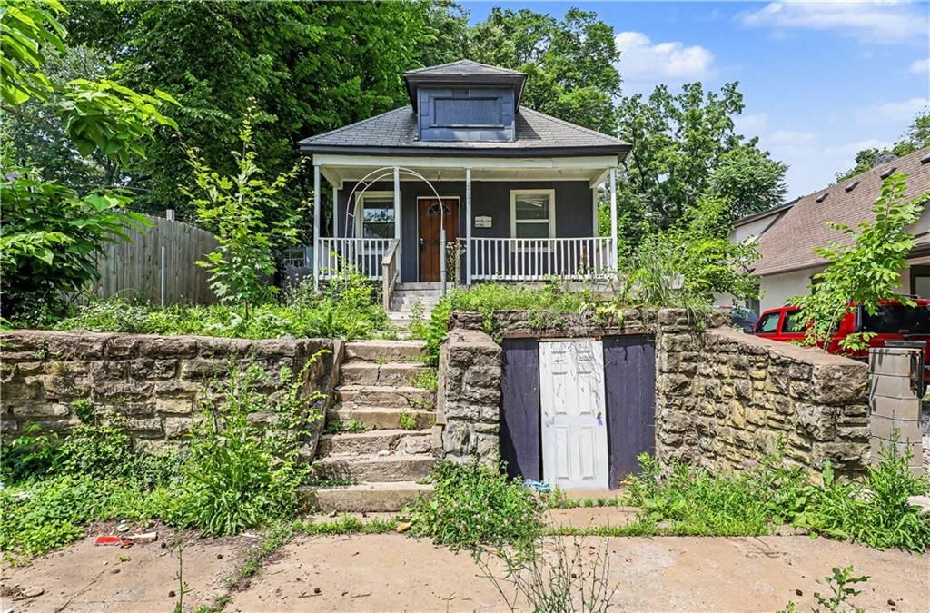 2524 Kensington Avenue — photo 3