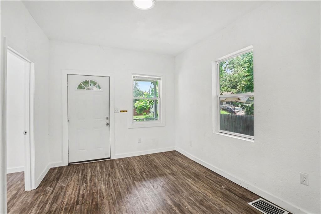 2524 Kensington Avenue — photo 8