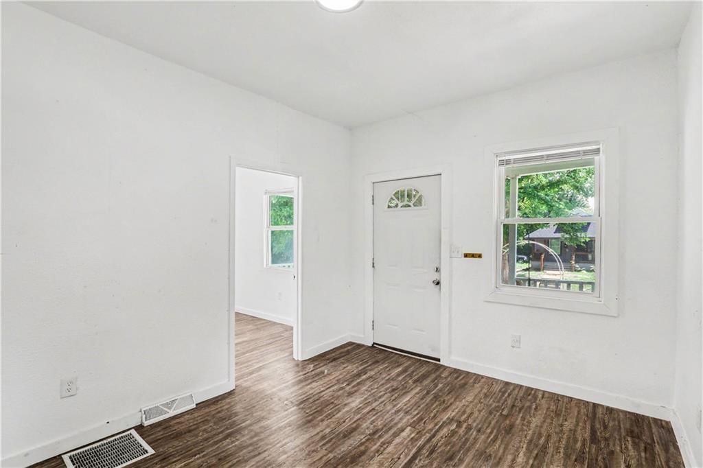 2524 Kensington Avenue — photo 9