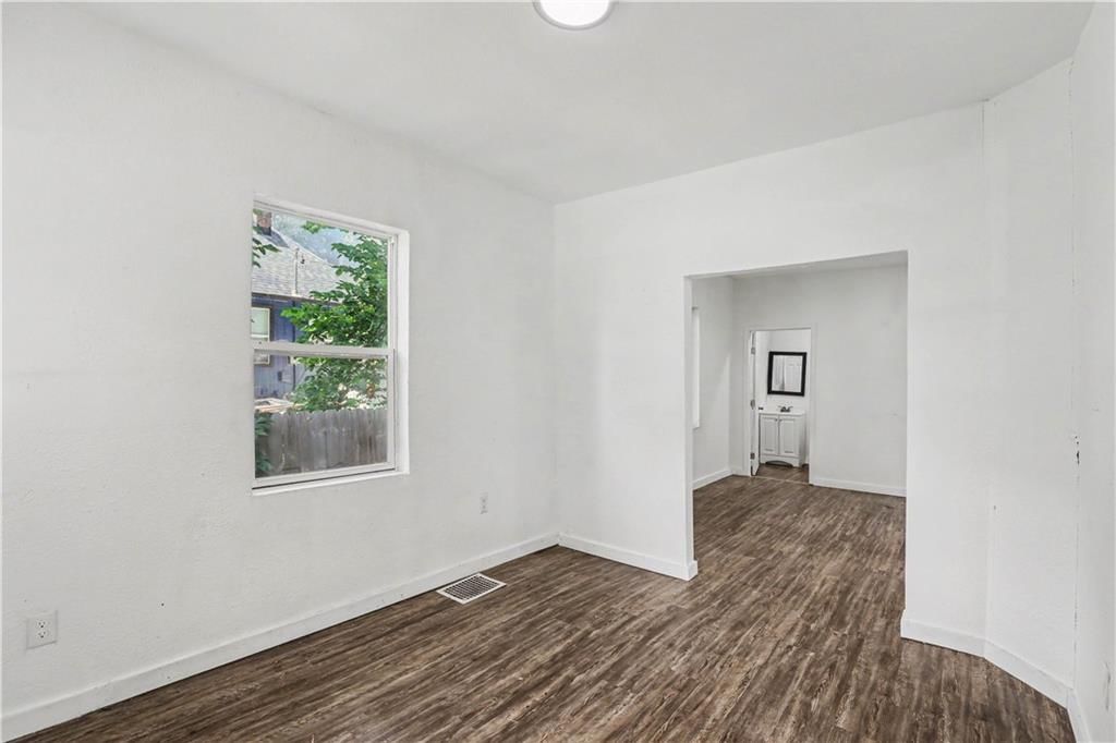 2524 Kensington Avenue — photo 10
