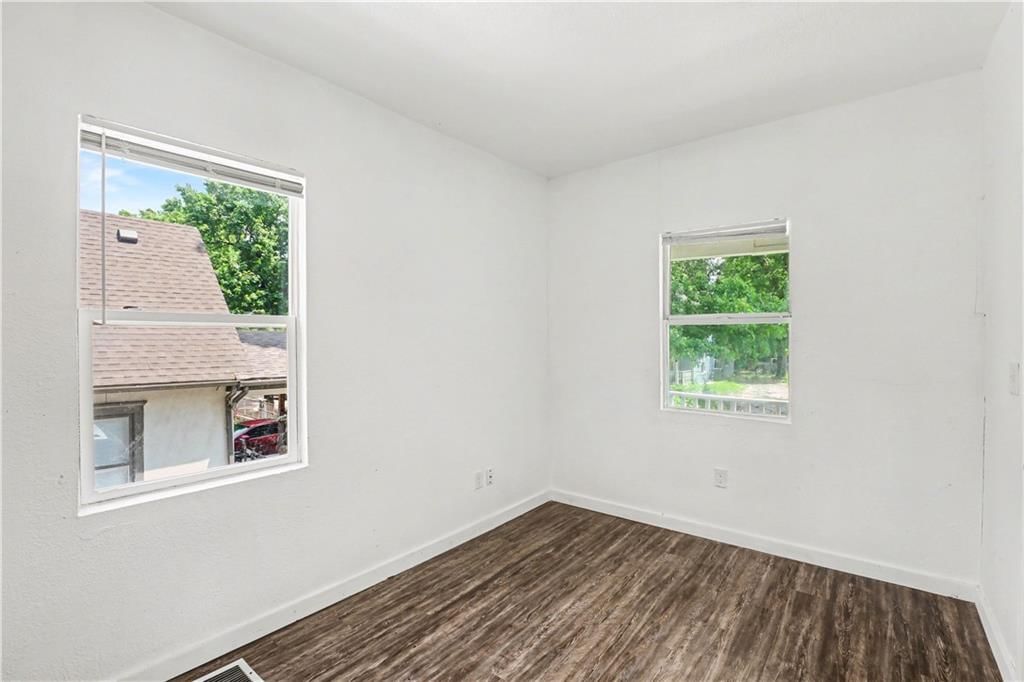 2524 Kensington Avenue — photo 12