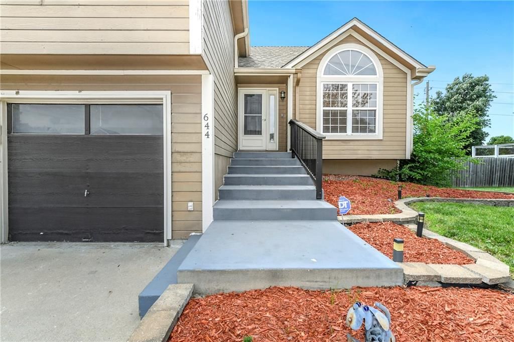 644 SE JONATHON Avenue — photo 4