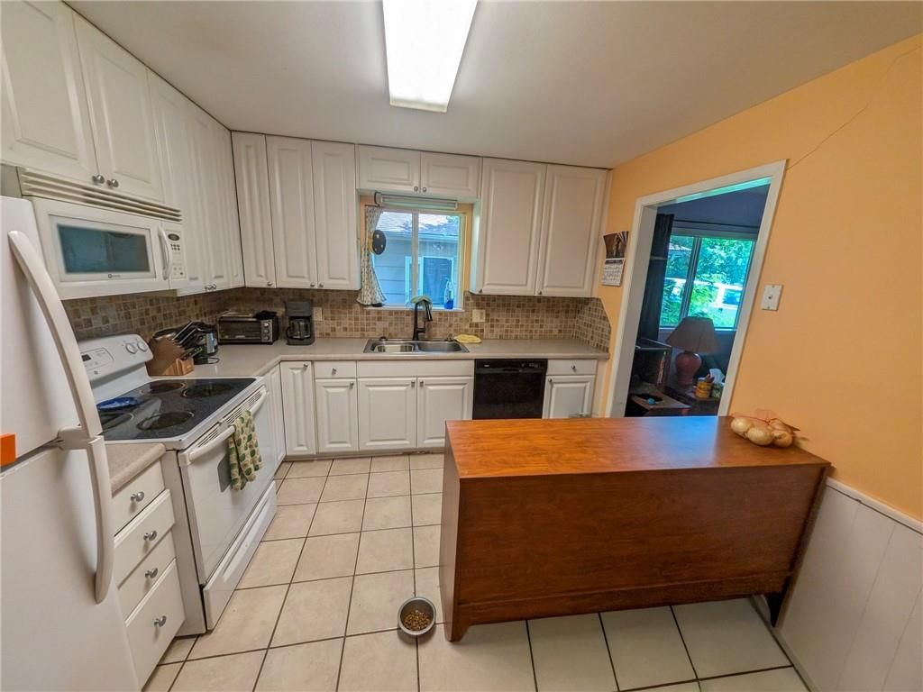 308 E 78th Terrace — photo 4