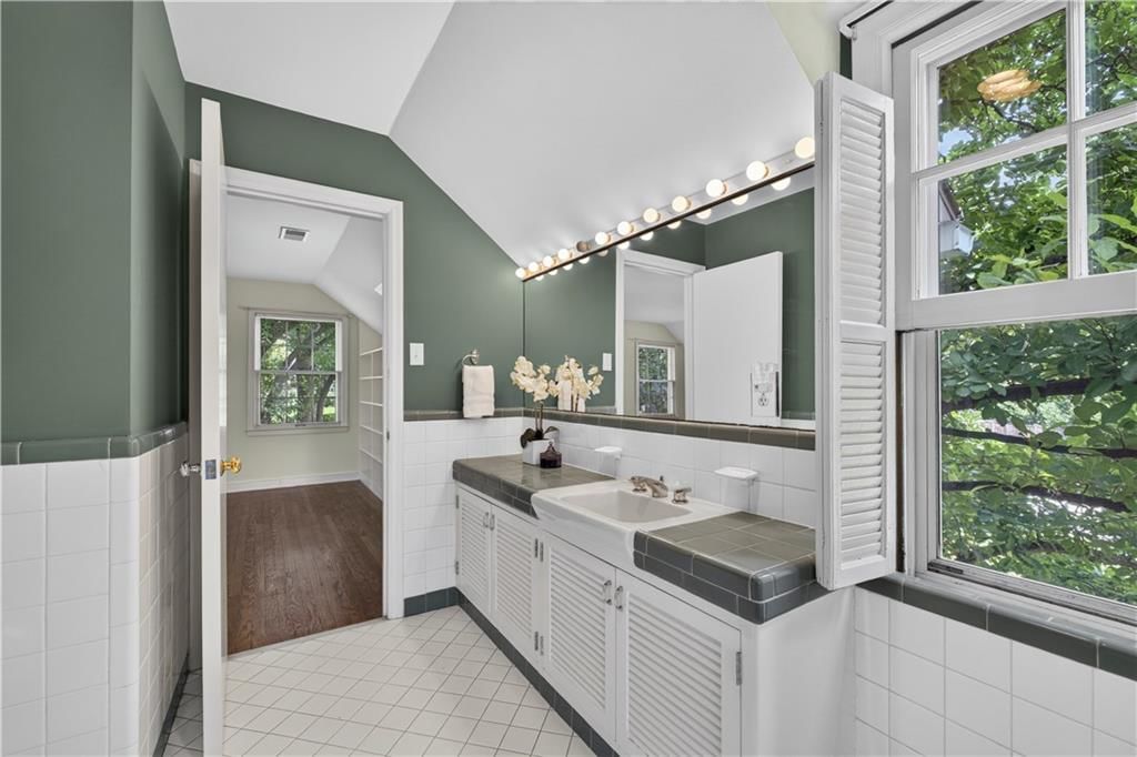 829 W 54th Terrace — photo 39