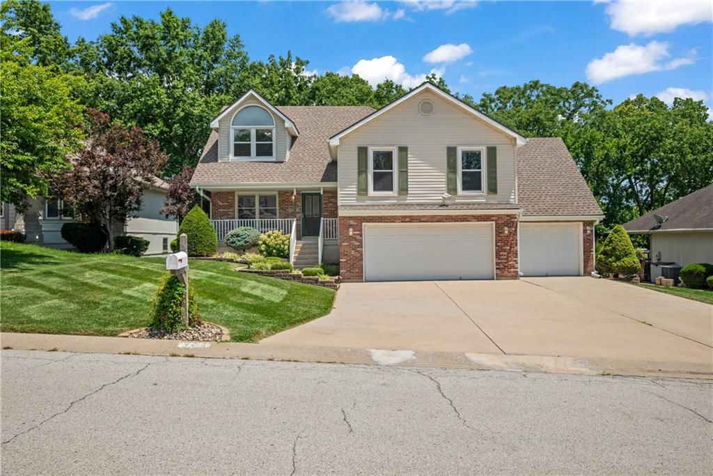 3329 Gateway Drive — photo 1