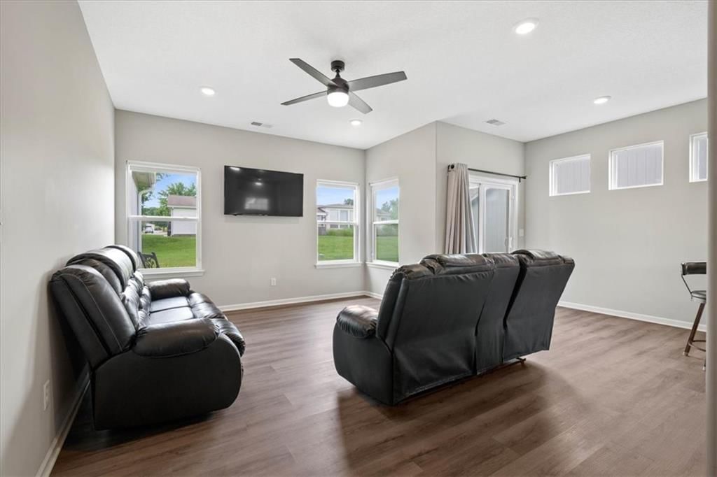 407 NE Sycamore Court — photo 4