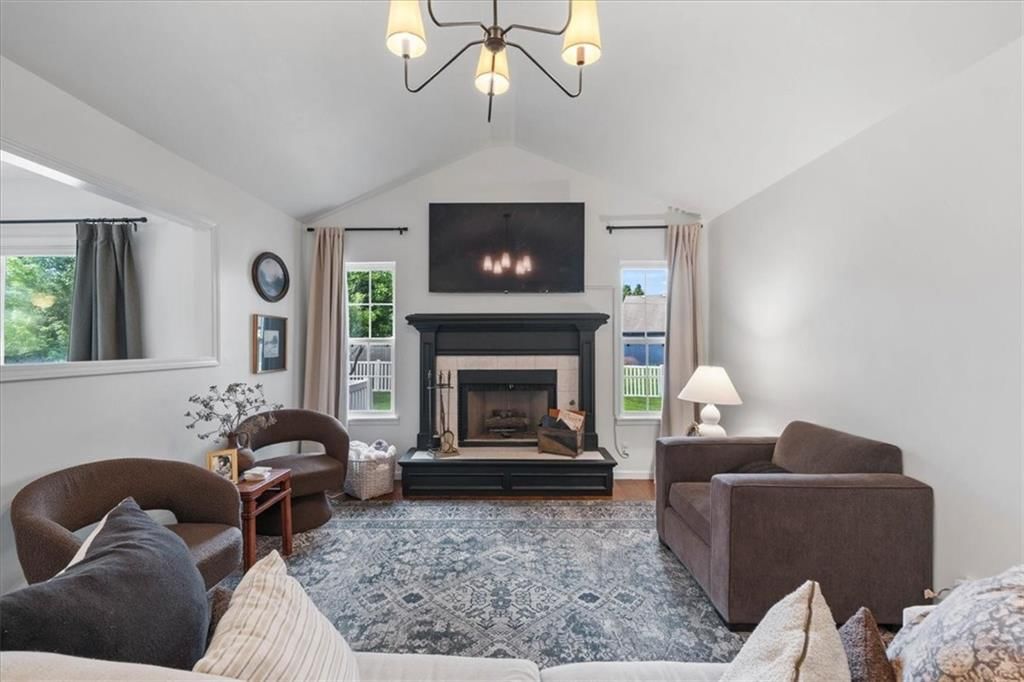 351 W Skylark Street — photo 4