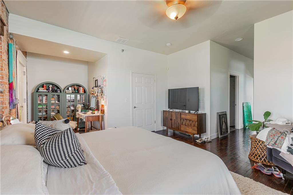 512 TROOST Avenue — photo 8