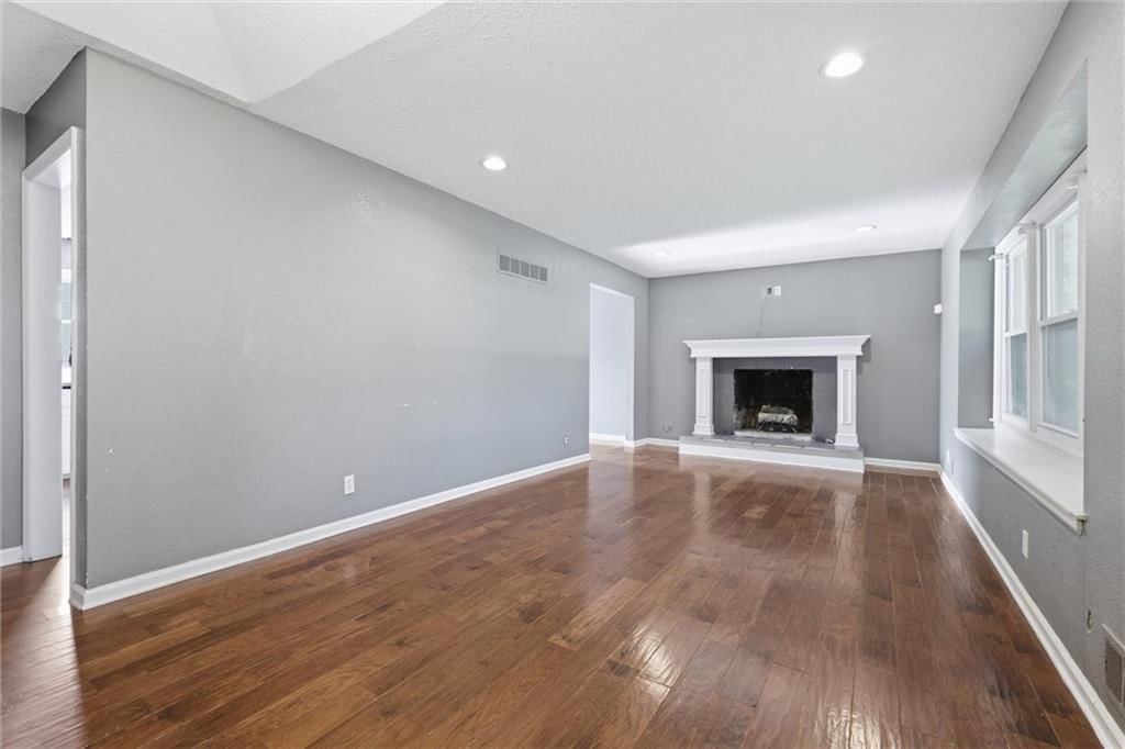 3404 S Grand Avenue — photo 4