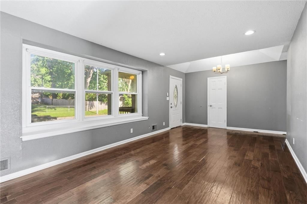 3404 S Grand Avenue — photo 7