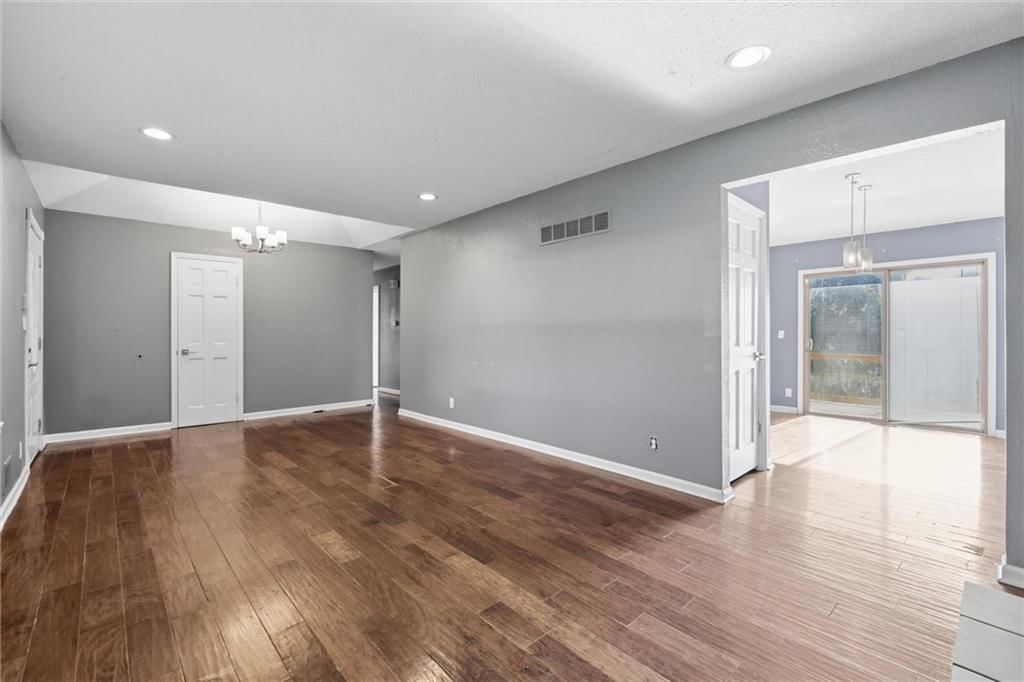 3404 S Grand Avenue — photo 8
