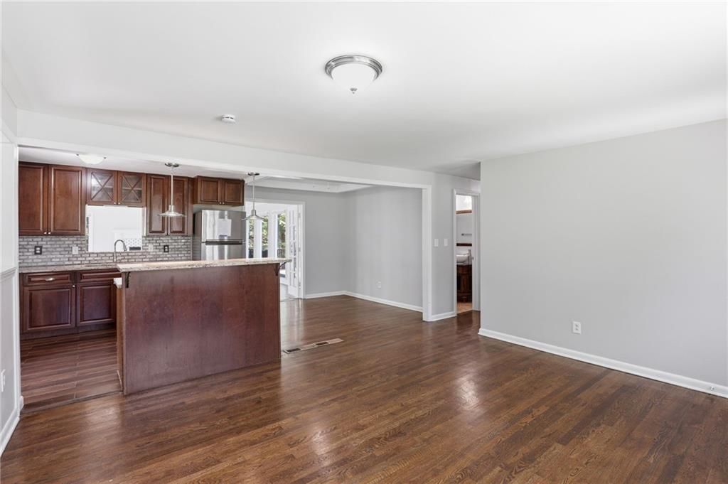 8506 Maple Avenue — photo 23