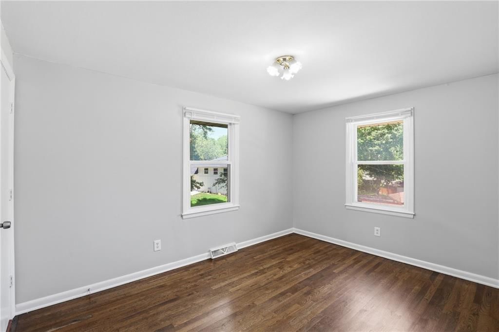 8506 Maple Avenue — photo 27
