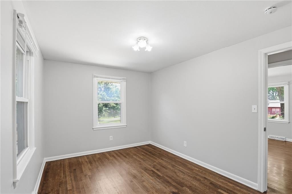8506 Maple Avenue — photo 30