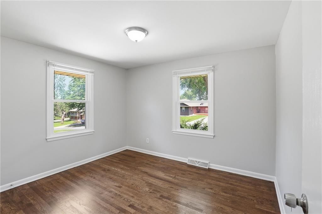 8506 Maple Avenue — photo 31