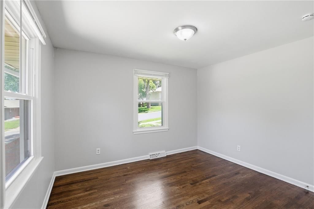 8506 Maple Avenue — photo 34