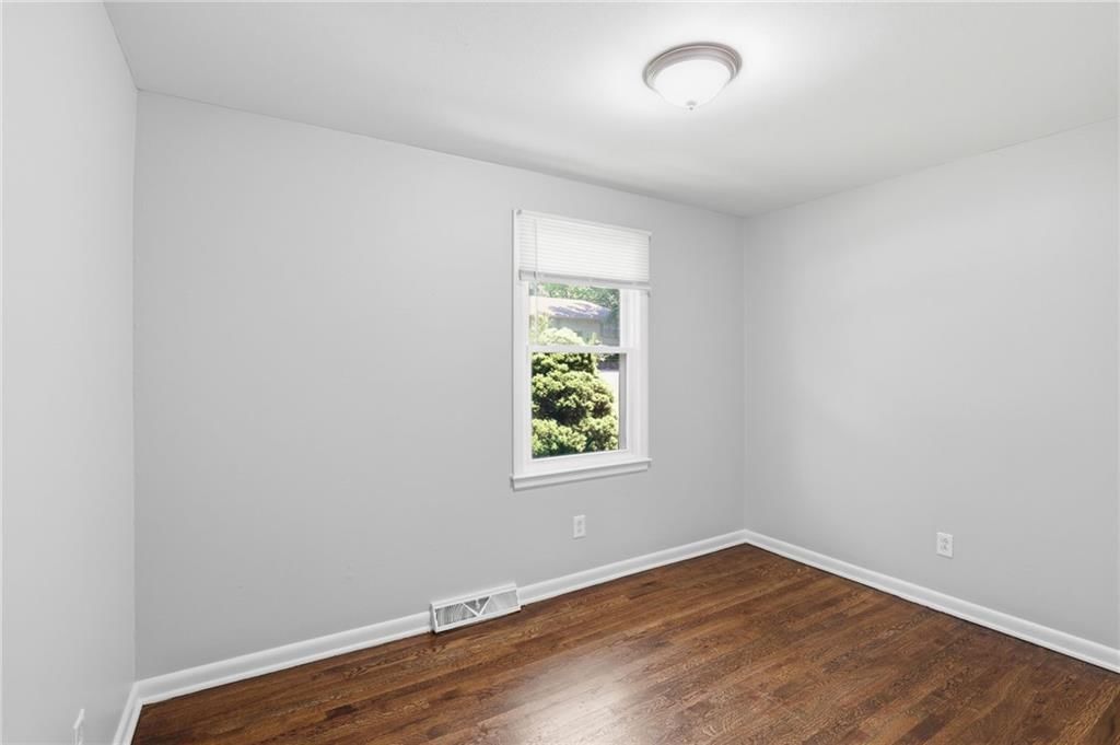 8506 Maple Avenue — photo 35