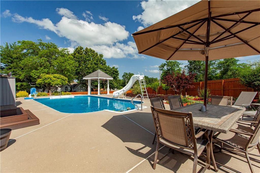 1124 NE Waterfield Village Drive — photo 4
