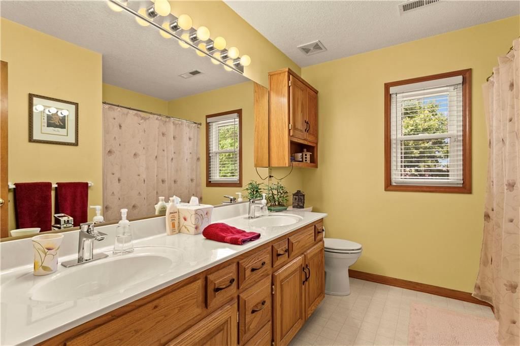 1124 NE Waterfield Village Drive — photo 40