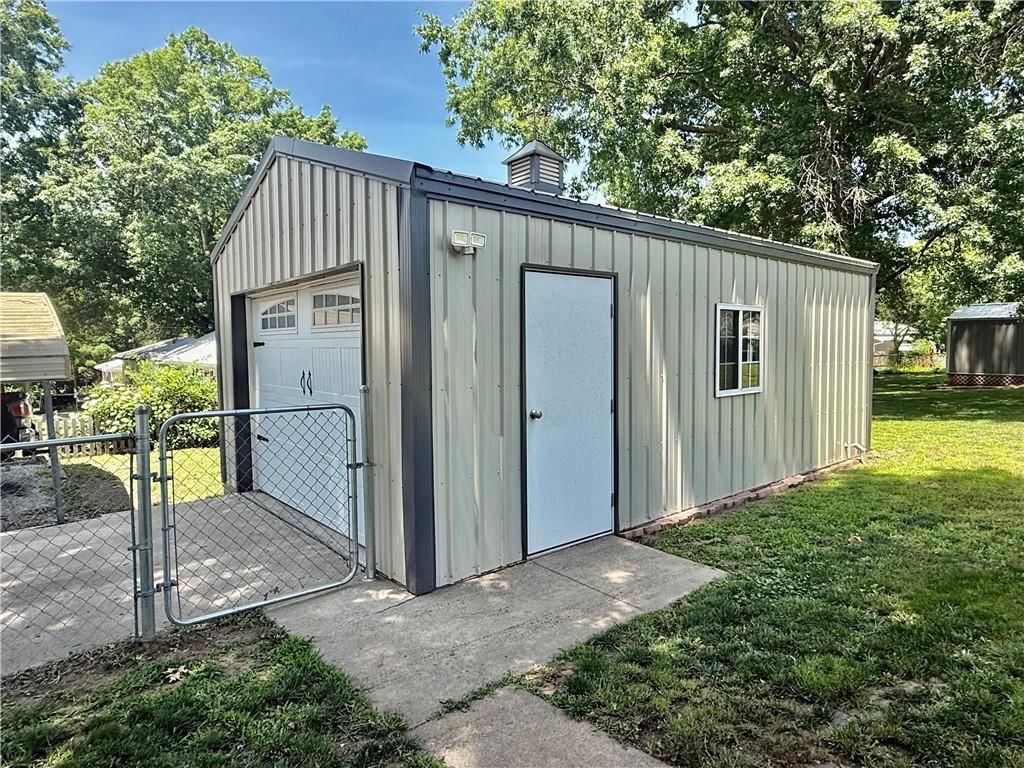 410 S Institute Street — photo 11