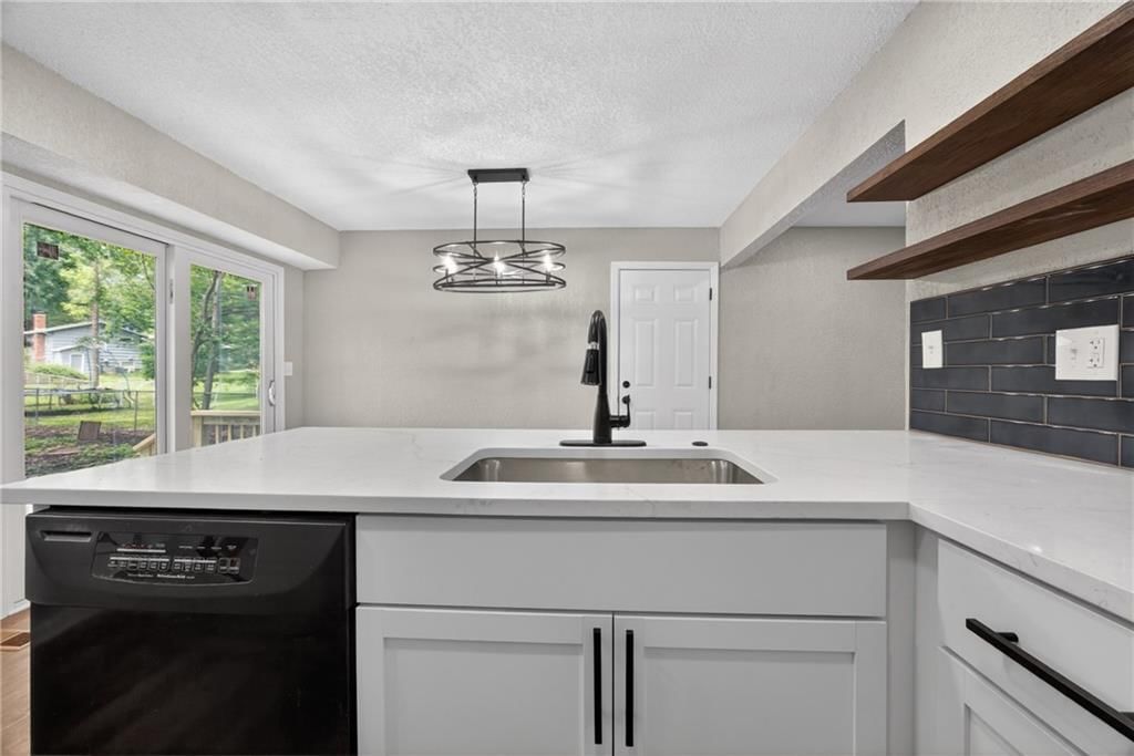 302 NE Corder Street — photo 5