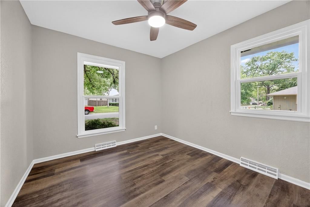 302 NE Corder Street — photo 15