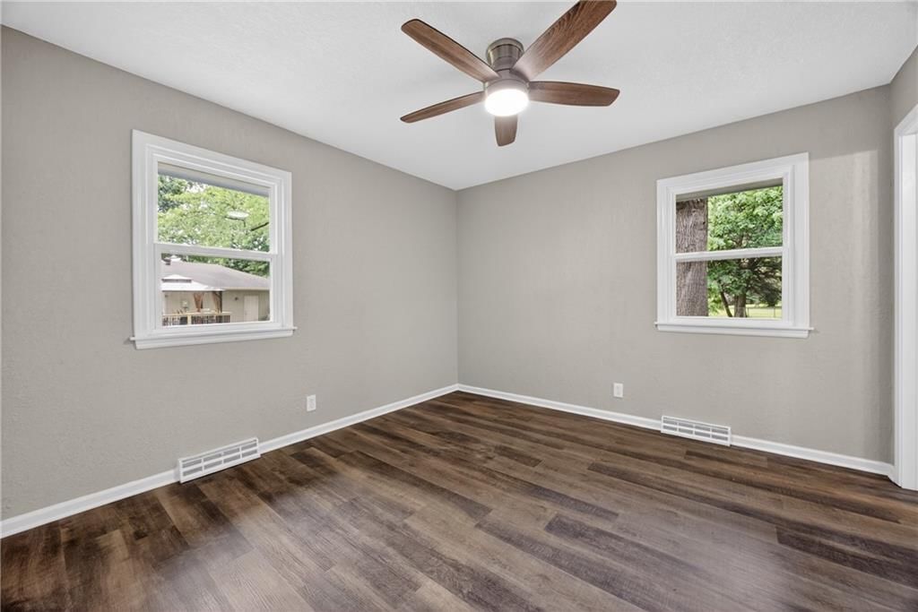 302 NE Corder Street — photo 17