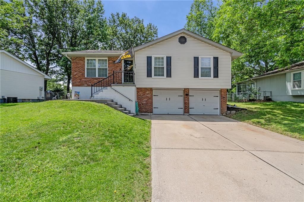 716 Redwood Lane, Blue Springs, MO